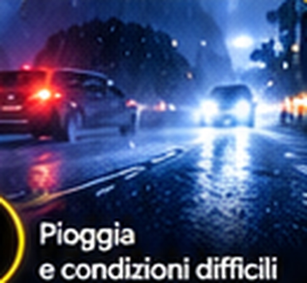 Strada bagnata durante la pioggia